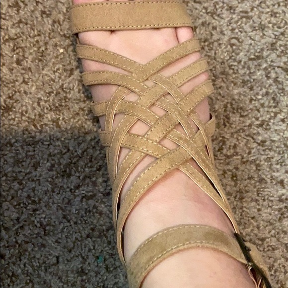 Crisscross strapped tan heels - Picture 4 of 4